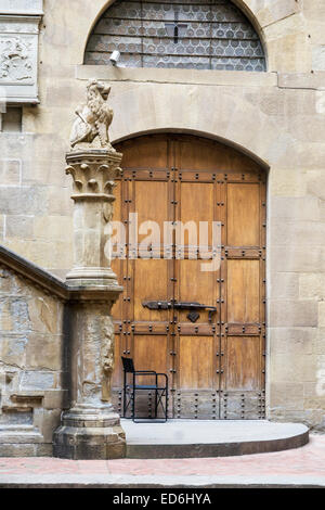 Bella robusta vecchia porta di legno al cortile del Museo Nazionale del Bargello Il più antico edificio pubblico a Firenze un ex carcere Foto Stock