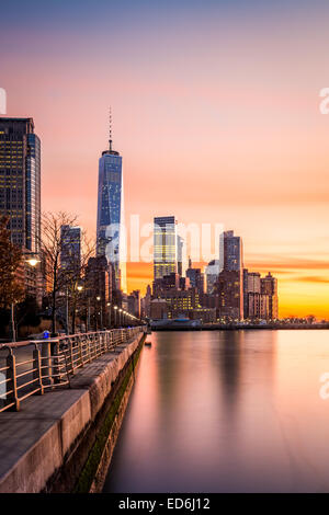 La parte inferiore di Manhattan al tramonto visto dal Fiume Hudson River Park, in Tribeca New York Foto Stock