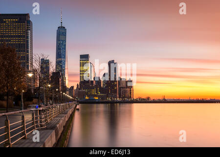 La parte inferiore di Manhattan al tramonto visto dal Fiume Hudson River Park, in Tribeca New York - con spazio per il testo a destra Foto Stock