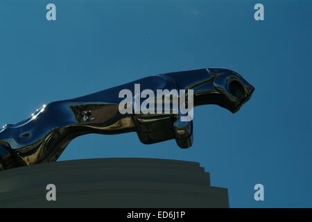 Motori Jaguar emblema, cofano di metallo ornamento Foto Stock