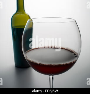 Bottiglia di vino e vetro Foto Stock