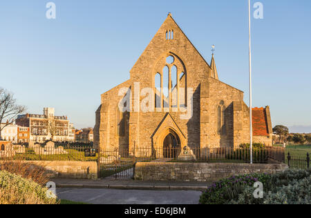 South Coast sightseeing: vista di rovine, il Royal chiesa Garrison, Portsmouth, Regno Unito, bombardato nel blitz della II Guerra Mondiale, mantenuta dal Patrimonio inglese Foto Stock