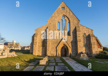 South Coast sightseeing: vista di rovine, il Royal chiesa Garrison, Portsmouth, Regno Unito, bombardato nel blitz della II Guerra Mondiale, mantenuta dal Patrimonio inglese Foto Stock