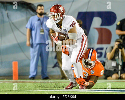 Orlando, FL, Stati Uniti d'America. 29 dic 2014. Oklahoma Sooners fullback Dimitri fiori (36) è parlato da Clemson Tigers difensivo fine Corey Crawford (93) durante la seconda metà azione di Russell Athletic ciotola tra l'Oklahoma Sooners e la Clemson Tigers. Clemson sconfitto Oklahoma 40-6 alla ciotola dell'agrume a Orlando, Fl. © csm/Alamy Live News Foto Stock