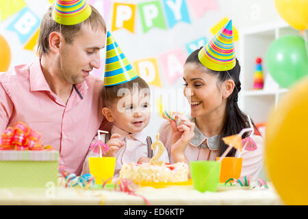 Famiglia bambino festeggia il compleanno Foto Stock