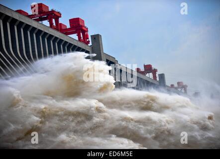 (141230) -- Pechino, 30 dic. 2014 (Xinhua) -- File foto scattata su luglio 24, 2012 mostra acqua di inondazione scarica dalla diga delle Tre Gole, un gigantesco progetto di centrali idroelettriche sul Fiume Yangtze in Yichang City, centrale cinese della provincia di Hubei. Totale di energia elettrica di uscita il più grande del mondo di energia idroelettrica progetto--Tre Gole progetto, ha superato i 200 miliardi di chilowattora (kwh) quest'anno, la Cina Tre Gole Corporation (STGC) ha annunciato il 29 dicembre 2014. I 200 miliardi di Kwh è l equivalente di salvataggio di 100 milioni di tonnellate di carbone e di prevenire le emissioni di biossido di carbonio e del biossido di zolfo Foto Stock