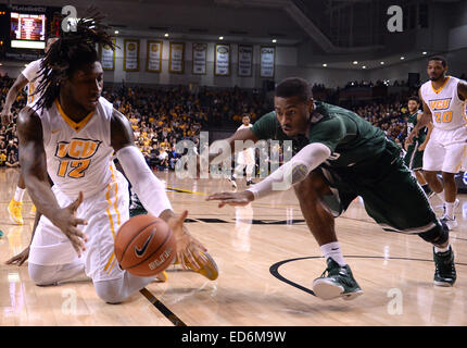 Richmond, VA, Stati Uniti d'America. 29 dic 2014. 20141229 - Cleveland State guard Trey Lewis (3) e Virginia Commonwealth avanti Alie-Cox Mo (12) andare dopo una sfera allentato nella prima metà a Stuart Siegel nel centro di Richmond, Virginia VCU sconfitto Cleveland State, 72-63. © Chuck Myers/ZUMA filo/Alamy Live News Foto Stock