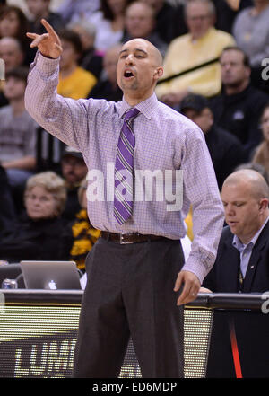 Richmond, VA, Stati Uniti d'America. 29 dic 2014. 20141229 - Virginia Commonwealth head coach Shaka Smart dirige i suoi giocatori contro Cleveland State nella seconda metà a Stuart Siegel nel centro di Richmond, Virginia VCU sconfitto Cleveland State, 72-63. © Chuck Myers/ZUMA filo/Alamy Live News Foto Stock