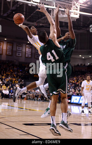 Richmond, VA, Stati Uniti d'America. 29 dic 2014. 20141229 - Virginia Commonwealth guard Terry Larrier (22) punteggi contro due Cleveland difensori dello Stato nella seconda metà a Stuart Siegel nel centro di Richmond, Virginia VCU sconfitto Cleveland State, 72-63. © Chuck Myers/ZUMA filo/Alamy Live News Foto Stock