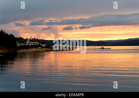 Il sole che tramonta sulla Lochranza sull'isola di Arran, Scozia Foto Stock
