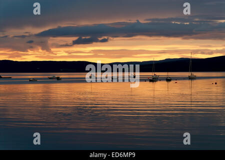 Il sole che tramonta sulla Lochranza sull'isola di Arran, Scozia Foto Stock
