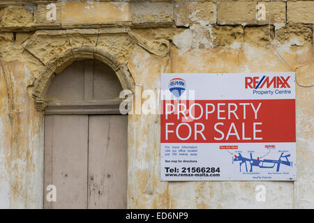 Corro giù case sull'isola di Gozo Malta per la vendita Foto Stock