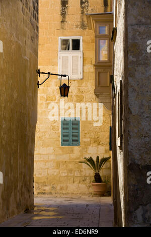 Le case e le aziende nella città silenziosa di Mdina Malta Foto Stock