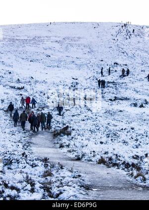 Bambini giocano sul toboga slitta divertimento sulla neve a Ilkley Moor Foto Stock