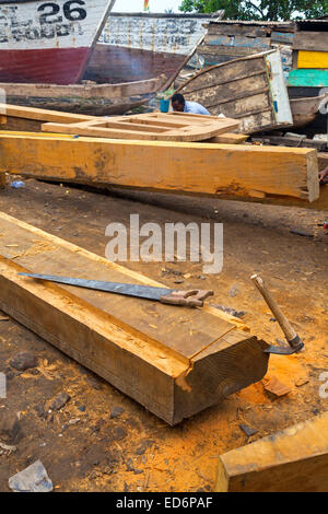 Costruzione delle imbarcazioni e il cantiere di riparazione, Elmina, Ghana, Africa Foto Stock
