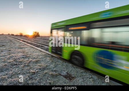 Longstanton vicino a Cambridge, UK. Il 30 dicembre, 2014. Regno Unito meteo. Un autobus guidata accompagna i " commuters " da e per Cambridge su un congelamento ma croccante mattina all'alba. La temperatura è scesa a meno 1 gradi centigradi per tutta la notte con un cielo terso portando una bella croccante all'alba. Il bus guidato è la più lunga al mondo nel suo genere e corre tra St Ives Cambridge e. Credito Eales Julian/Alamy Live News Foto Stock