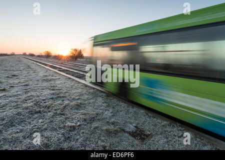 Longstanton vicino a Cambridge, UK. Il 30 dicembre, 2014. Regno Unito meteo. Un autobus guidata accompagna i " commuters " da e per Cambridge su un congelamento ma croccante mattina all'alba. La temperatura è scesa a meno 1 gradi centigradi per tutta la notte con un cielo terso portando una bella croccante all'alba. Il bus guidato è la più lunga al mondo nel suo genere e corre tra St Ives Cambridge e. Credito Eales Julian/Alamy Live News Foto Stock