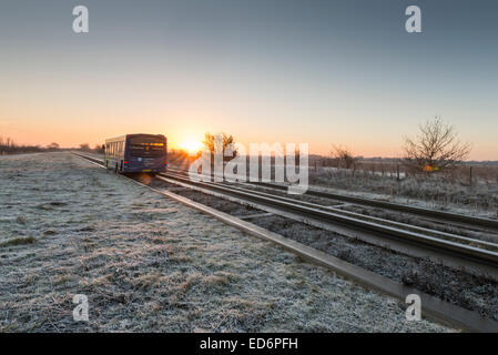 Longstanton vicino a Cambridge, UK. Il 30 dicembre, 2014. Regno Unito meteo. Un autobus guidata accompagna i " commuters " da e per Cambridge su un congelamento ma croccante mattina all'alba. La temperatura è scesa a meno 1 gradi centigradi per tutta la notte con un cielo terso portando una bella croccante all'alba. Il bus guidato è la più lunga al mondo nel suo genere e corre tra St Ives Cambridge e. Credito Eales Julian/Alamy Live News Foto Stock