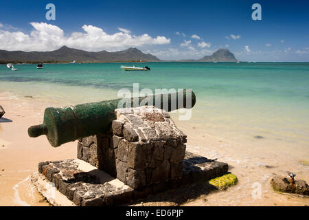 Maurizio, Tamarin, spiaggia, vecchio era coloniale cannon in sabbia di fronte al La Morne Foto Stock