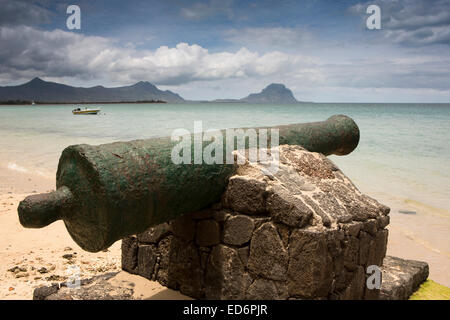 Maurizio, Tamarin, spiaggia, vecchio era coloniale cannon in sabbia di fronte al La Morne Foto Stock