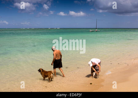 Maurizio, Tamarin, spiaggia, coppia di anziani con i cani in fondali bassi Foto Stock