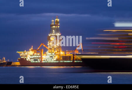 Nave da crociera "Queen Elizabeth" passaggio nave di perforazione come ella entra Las Palmas porta in pre alba luce. Foto Stock