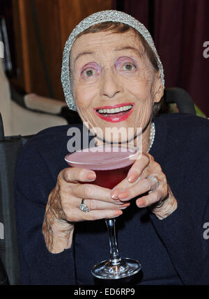 (FILE) - Un archivio foto datata 05 settembre 2011 mostra attrice ebrea Luise Rainer in posa con un drink rosso durante la Medianight '11 al 'tende Tepee am Kanzleramt" di Berlino, Germania. Foto: Jens Kalaene/dpa Foto Stock