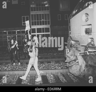 Un manifestante femmina in piedi cantando "Hands Up non sparare' con una folla si blocca mentre il blocco di un treno Amtrak a Oakland ca. Foto Stock