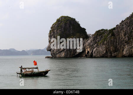 Barca da pesca in Lan Ha Bay al largo della costa di Cat Ba Island, Vietnam Foto Stock