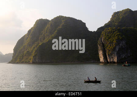 Barca da pesca in Lan Ha Bay al largo della costa di Cat Ba Island, Vietnam Foto Stock