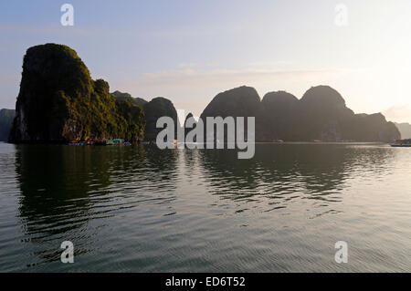 Ha Lan Bay al largo della costa di Cat Ba Island, Vietnam Foto Stock