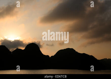 Tramonto in Lan Ha Bay al largo della costa di Cat Ba Island, Vietnam Foto Stock