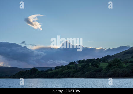 Nuvole sopra acqua Semer, North Yorkshire. Foto Stock