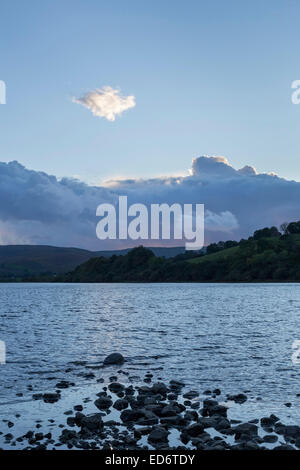 Nuvole sopra acqua Semer, North Yorkshire. Foto Stock