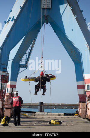 (141230) -- Gerusalemme, 30 dic. 2014 (Xinhua) -- Un israeliano fire fighter rappels giù durante il salvataggio di un trapano a Ashdod port, Israele sud, il 29 dicembre 2014. Il salvataggio del trapano, regolarmente praticata come uno scenario, era basato su una infiltrazione terroristica con l'uso di materiali pericolosi dal mare. (Xinhua/JINI/Albert Sadikov) Foto Stock