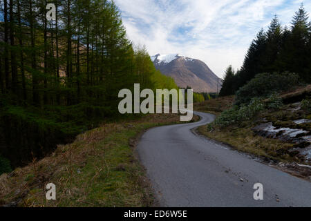 Questa è la strada che si dirama dal Glencoe giù in Glen Etive nelle Highlands della Scozia. Foto Stock