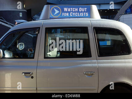 Escursioni in bicicletta messaggio di sicurezza sul display advertising pannello sul tetto di Londra taxi, Londra Foto Stock