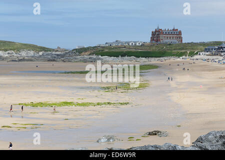 Headland Hotel davanti a Fistral Beach in Newquay, Cornwall, Regno Unito. Foto Stock