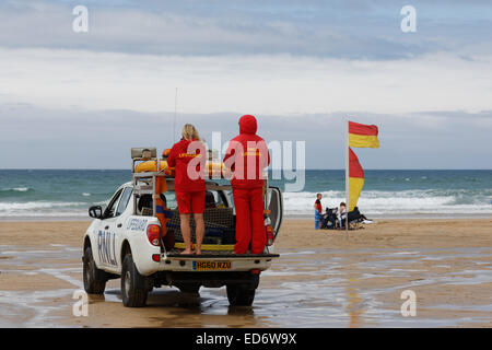 Vita delle guardie a fistral beach in una giornata ventosa a Newquay, Cornwall, Regno Unito. Foto Stock