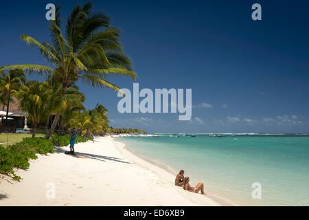 Maurizio, Le Morne, Lux Le Morne hotel beach, due donne a prendere il sole sulla sabbia Foto Stock