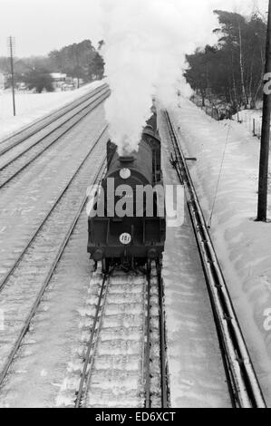 Vintage originale British Railways locomotive a vapore15 classe 30844 nella neve profonda a pirbright 1960s uk Foto Stock