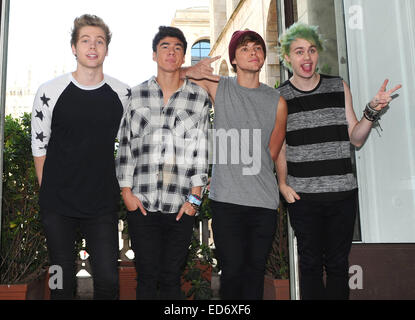 Della band australiana a 5 secondi di estate frequentano un photocall presso Mondadori Piazza Duomo con: 5 secondi d'estate,Luca Hemmings,Michael Clifford,Calum cofano,Ashton Irwin Dove: Milano, Italia Quando: 27 Giu 2014 Foto Stock