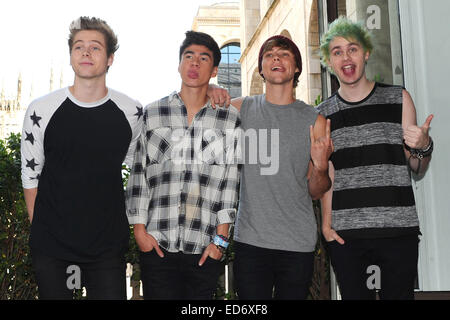 Della band australiana a 5 secondi di estate frequentano un photocall presso Mondadori Piazza Duomo con: 5 secondi d'estate,Luca Hemmings,Michael Clifford,Calum cofano,Ashton Irwin Dove: Milano, Italia Quando: 27 Giu 2014 Foto Stock