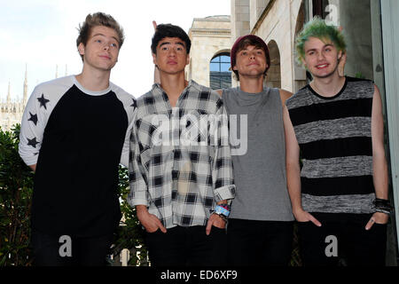 Della band australiana a 5 secondi di estate frequentano un photocall presso Mondadori Piazza Duomo con: 5 secondi d'estate,Luca Hemmings,Michael Clifford,Calum cofano,Ashton Irwin Dove: Milano, Italia Quando: 27 Giu 2014 Foto Stock