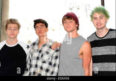 Della band australiana a 5 secondi di estate frequentano un photocall presso Mondadori Piazza Duomo con: 5 secondi d'estate,Luca Hemmings,Michael Clifford,Calum cofano,Ashton Irwin Dove: Milano, Italia Quando: 27 Giu 2014 Foto Stock