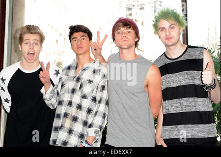 Della band australiana a 5 secondi di estate frequentano un photocall presso Mondadori Piazza Duomo con: 5 secondi d'estate,Luca Hemmings,Michael Clifford,Calum cofano,Ashton Irwin Dove: Milano, Italia Quando: 27 Giu 2014 Foto Stock