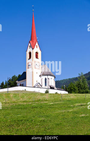 La Chiesa di San Nicola in Winnebach, Camino de Santiago in Alta Pusteria al confine con l'Austria Foto Stock