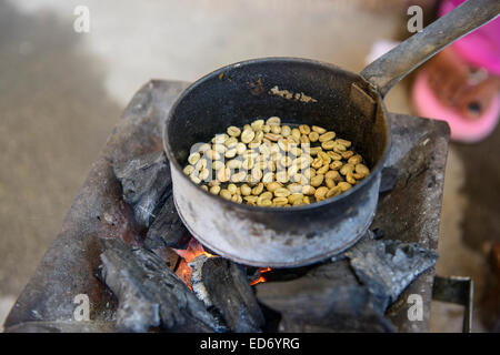 La tostatura i chicchi di caffè, Keren, Eritrea Foto Stock