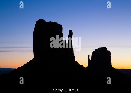 Stati Uniti d'America, Utah, Monument Valley Navajo Tribal Park, West Mitten Butte (sinistra), East Mitten Butte (a destra), sunrise Foto Stock