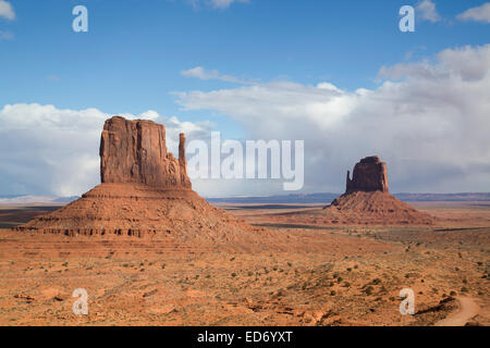 Stati Uniti d'America, Utah, Monument Valley Navajo Tribal Park, West Mitten Butte (sinistra), East Mitten Butte (destra) Foto Stock